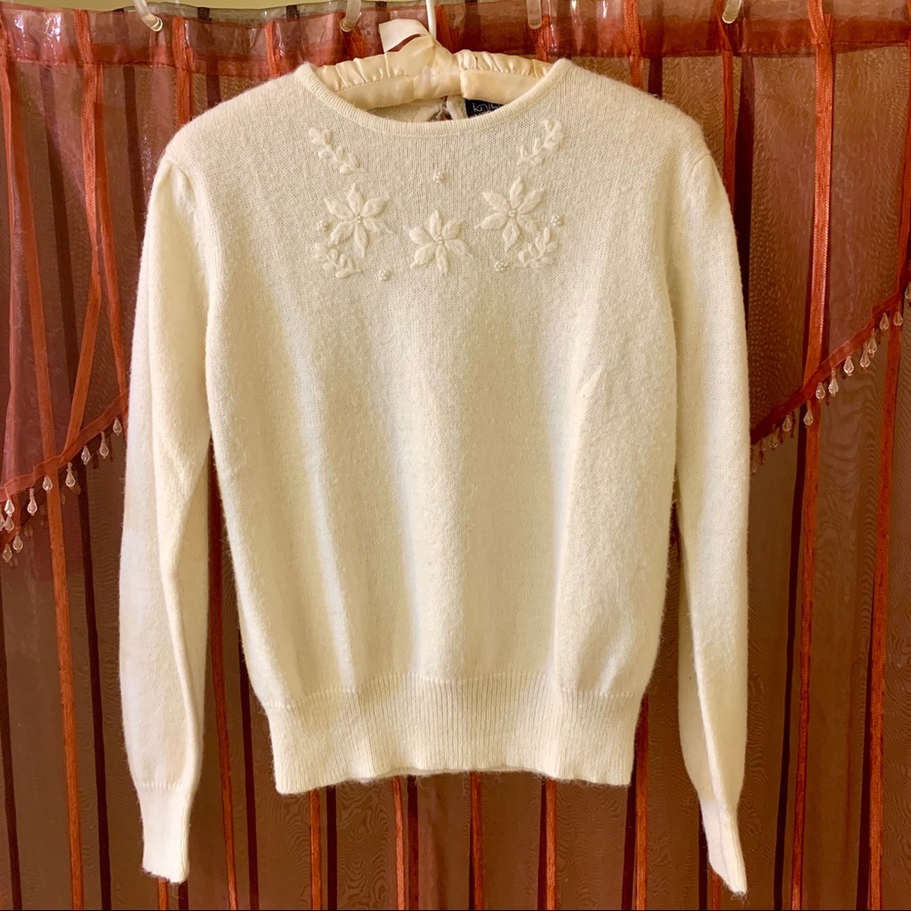 VTG Knitivo Pearls & Floral Embroidery Sweater Top